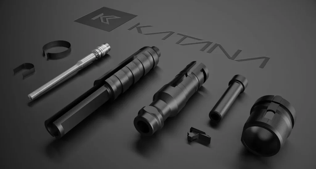 Despiece de herramientas de precisión y componentes mecanizados del Método Katana para apertura rápida y breaching técnico, mostrados sobre fondo oscuro con logotipo de marca.