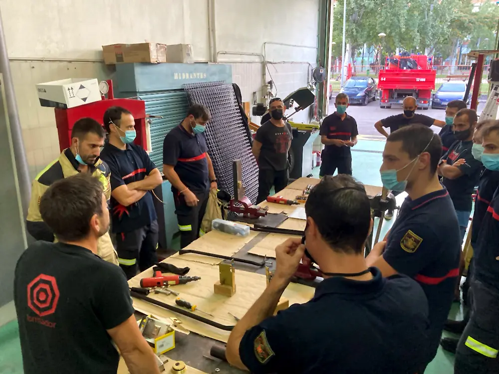 : Instructor del Método Katana impartiendo formación práctica de apertura de puertas y cerrajería de emergencia a una unidad de bomberos en el parque de Zaragoza.